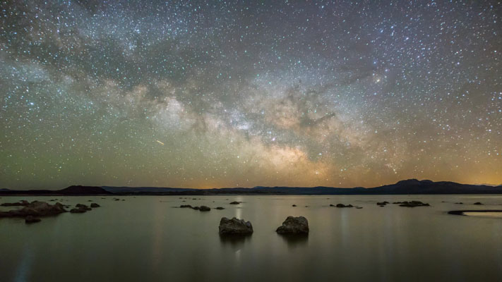 California - Mono Lake and the Milky Way - Timelapse