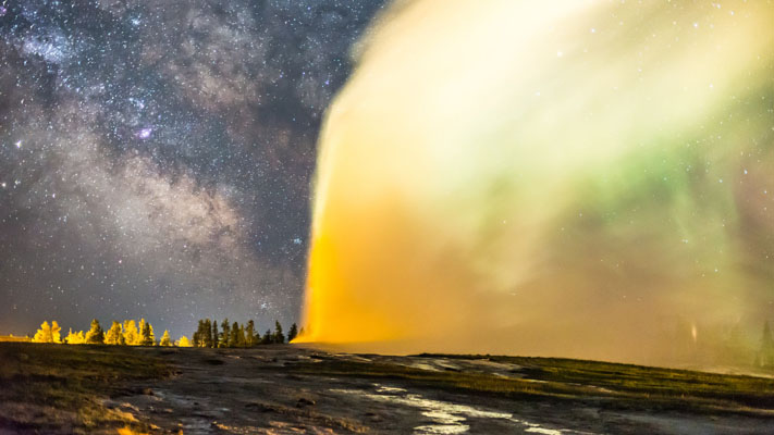 Wyoming - Yellowstone - Old Faithful and the Milky Way